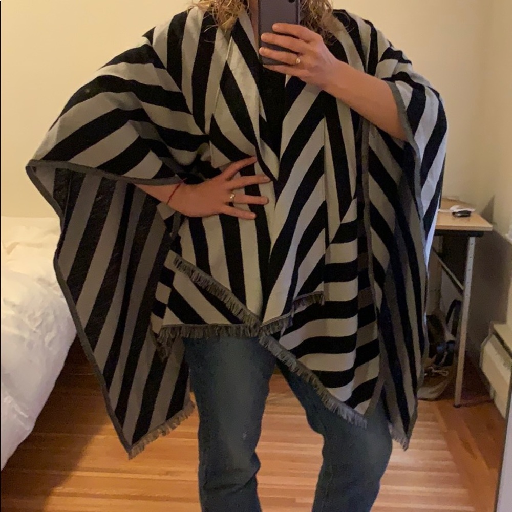 Lululemon black and white chevron stripped poncho